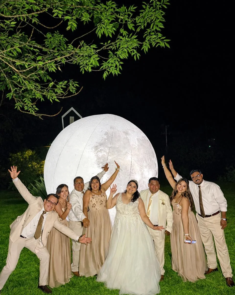 Invitados celebrando juntos frente a la Luna Mágica