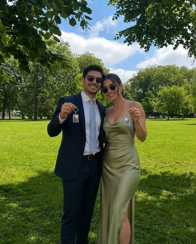 Invitados comparten sus llaveros en un jardín