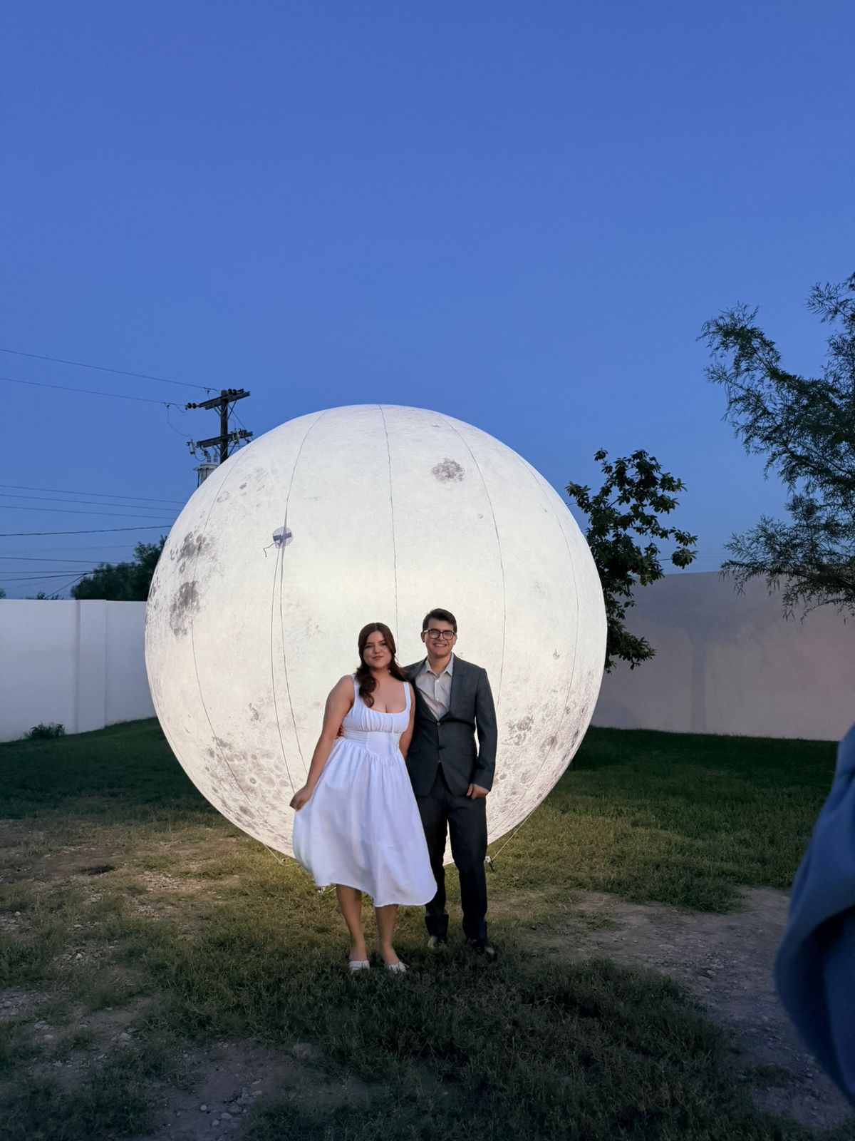 Una pareja junto a la luna iluminada